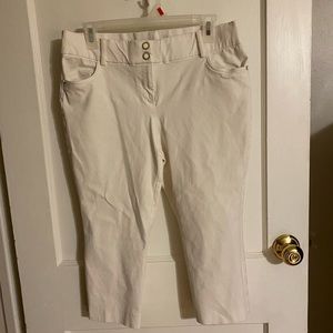 Alfani Women’s Cropped White Pants